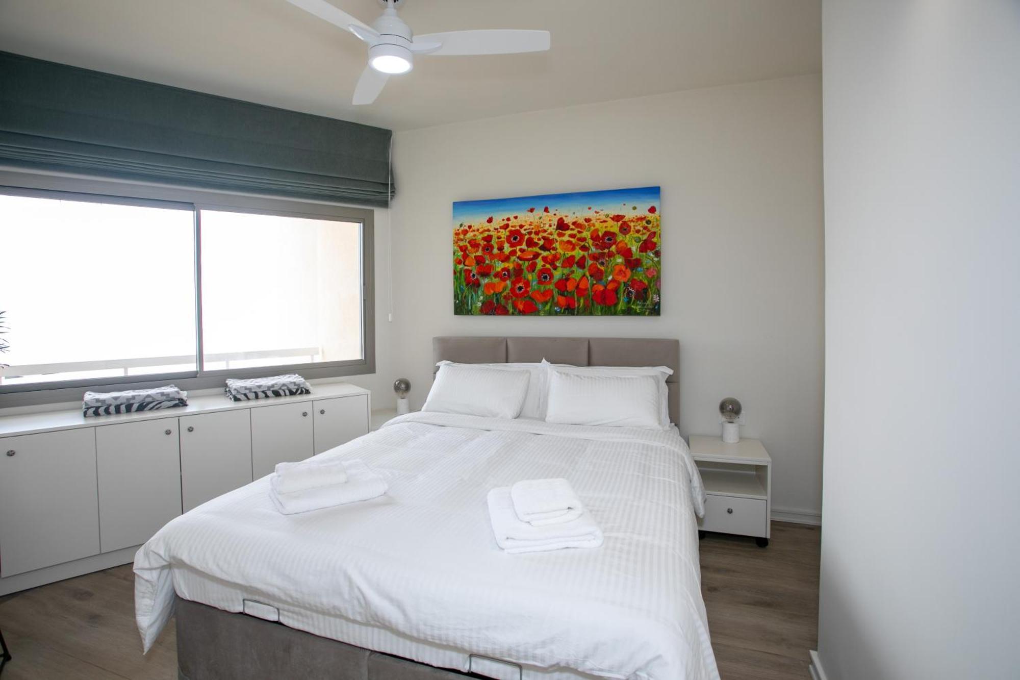 Palmove Luxurious Beachfront Apt Ларнака Екстериор снимка