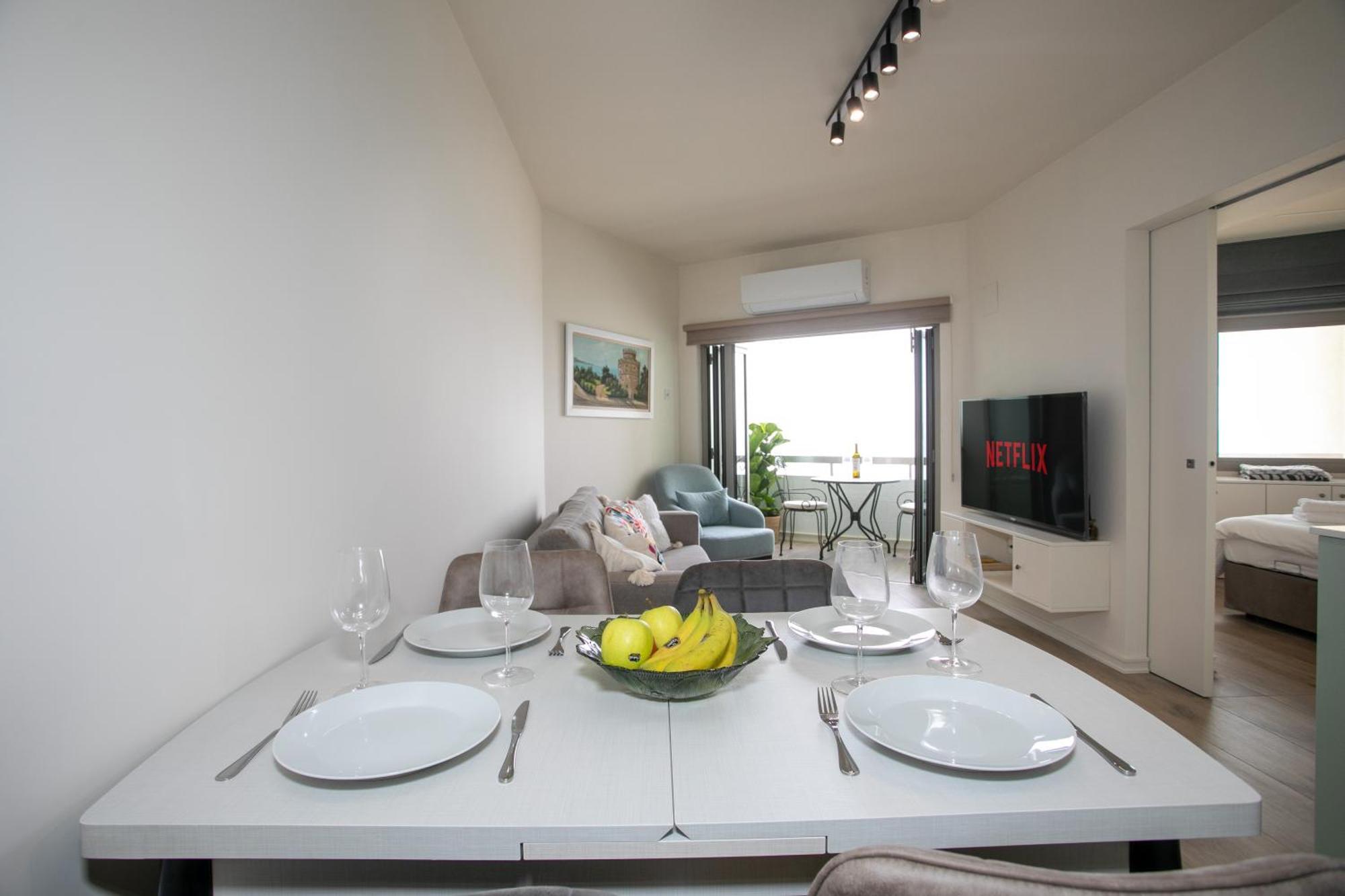 Palmove Luxurious Beachfront Apt Ларнака Екстериор снимка
