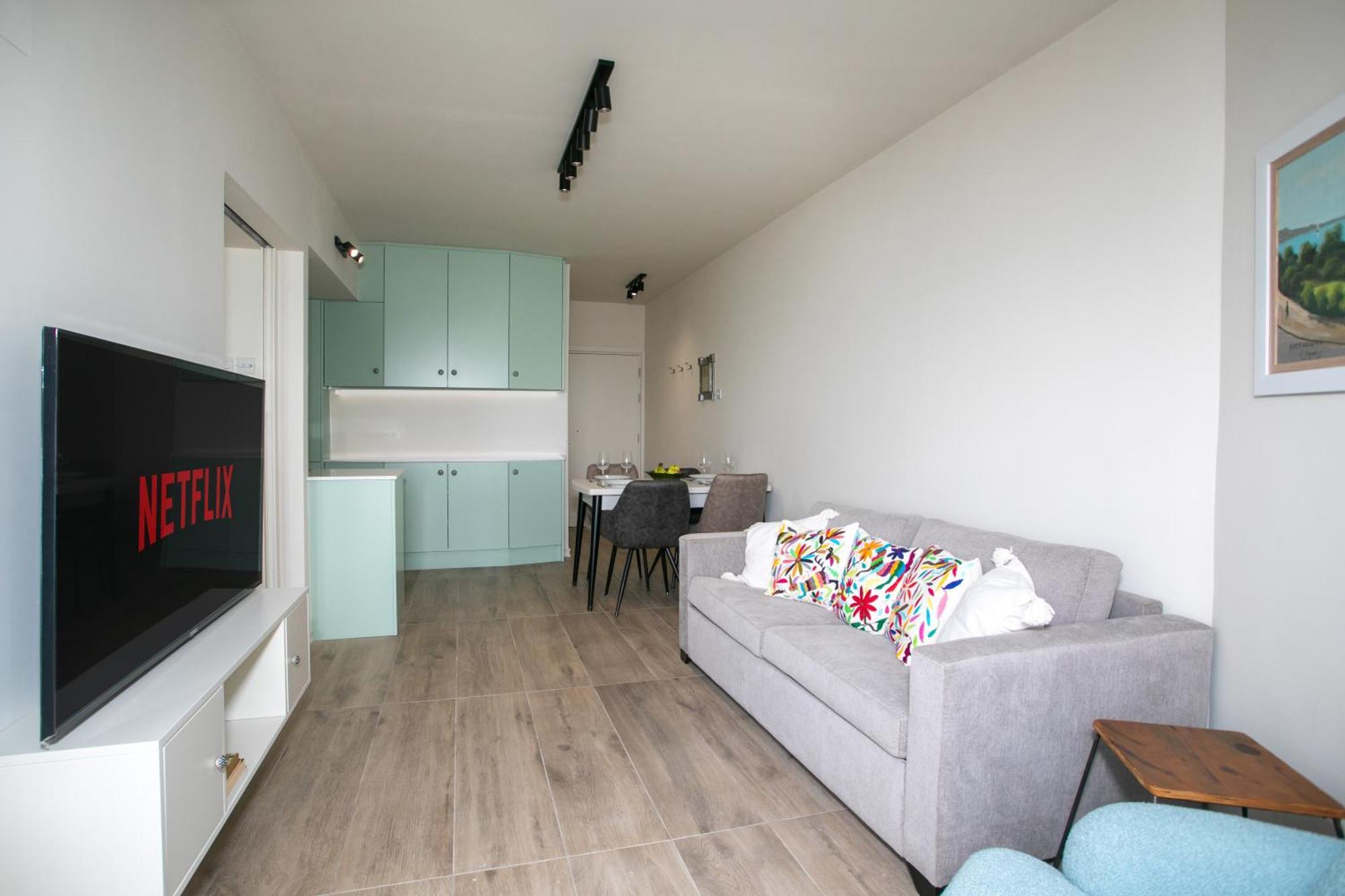 Palmove Luxurious Beachfront Apt Ларнака Екстериор снимка