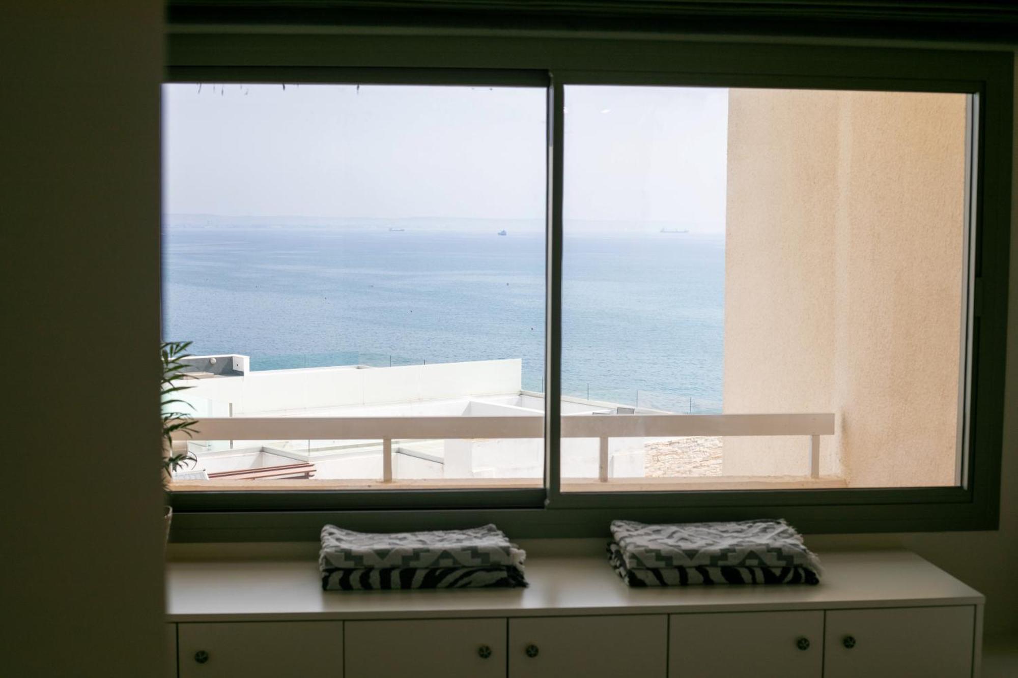 Palmove Luxurious Beachfront Apt Ларнака Екстериор снимка
