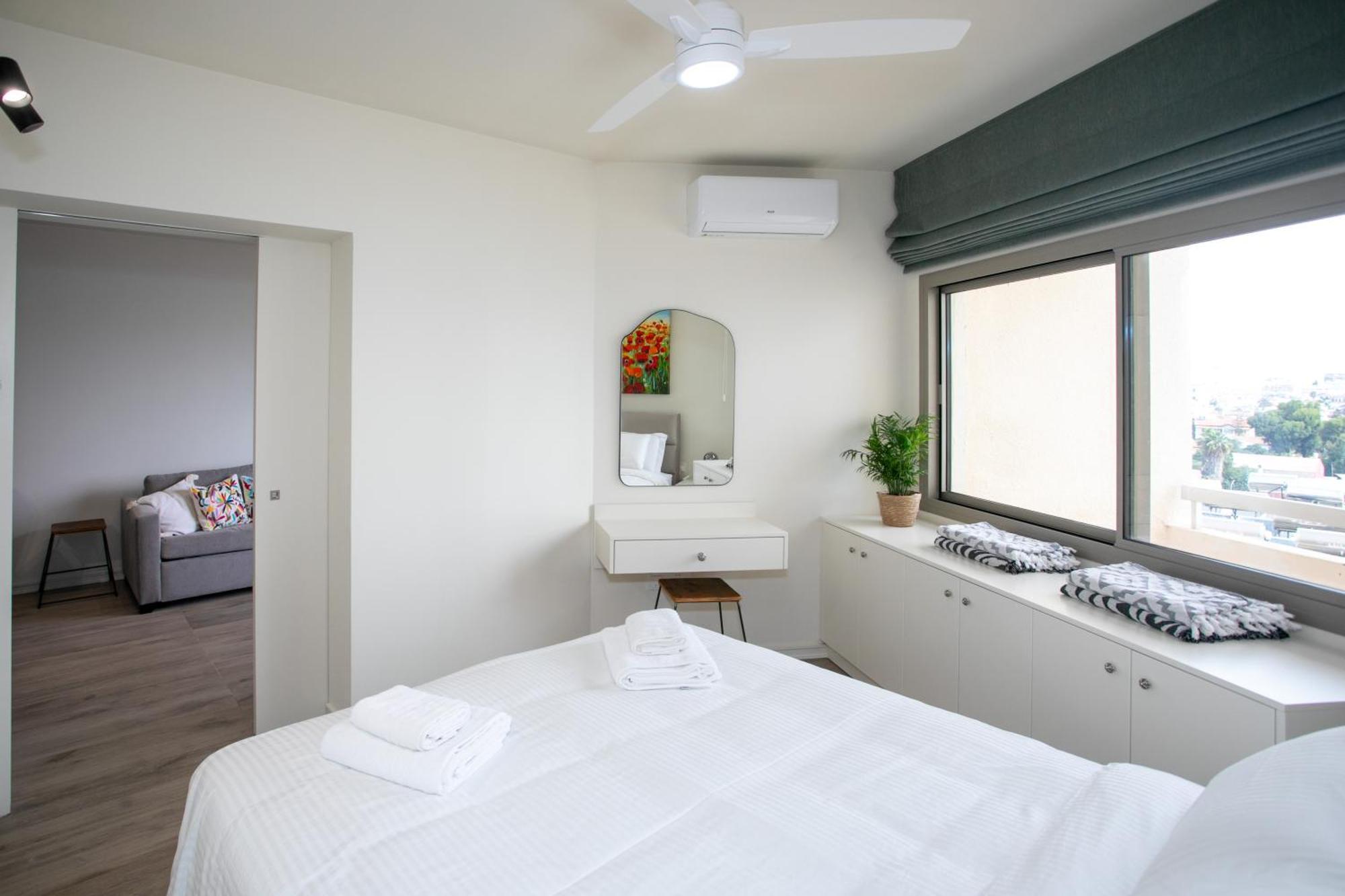 Palmove Luxurious Beachfront Apt Ларнака Екстериор снимка