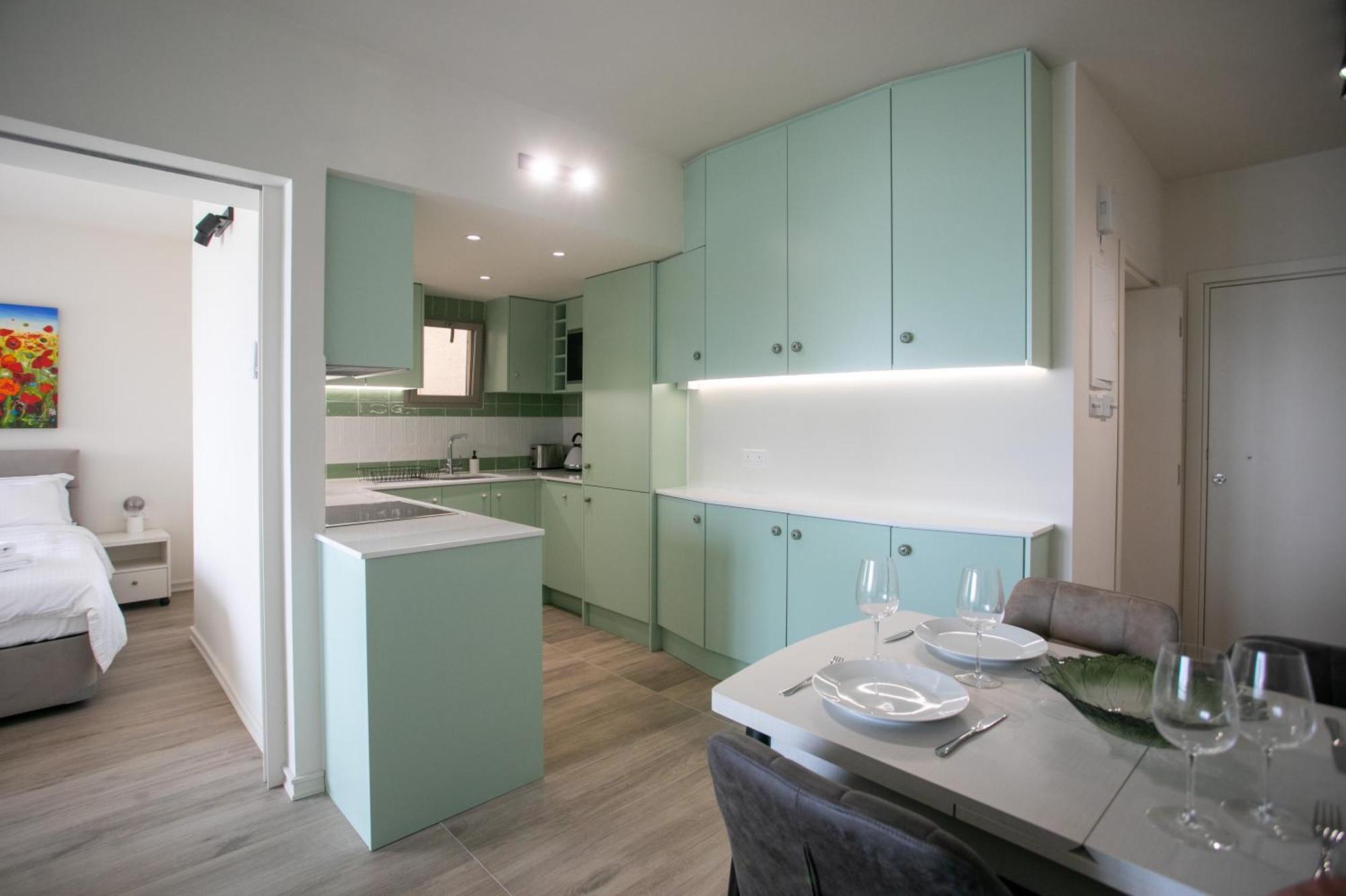 Palmove Luxurious Beachfront Apt Ларнака Екстериор снимка
