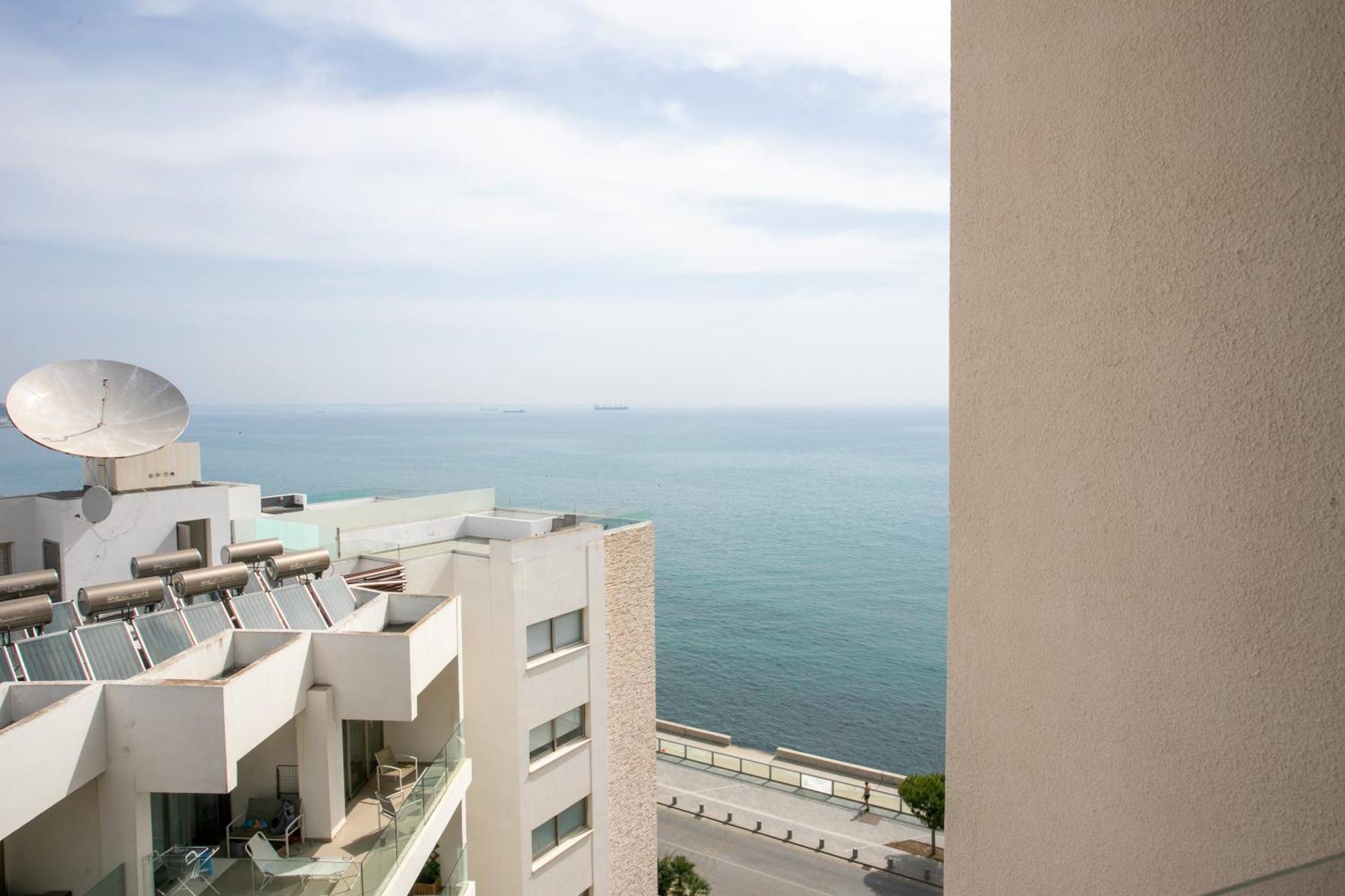 Palmove Luxurious Beachfront Apt Ларнака Екстериор снимка