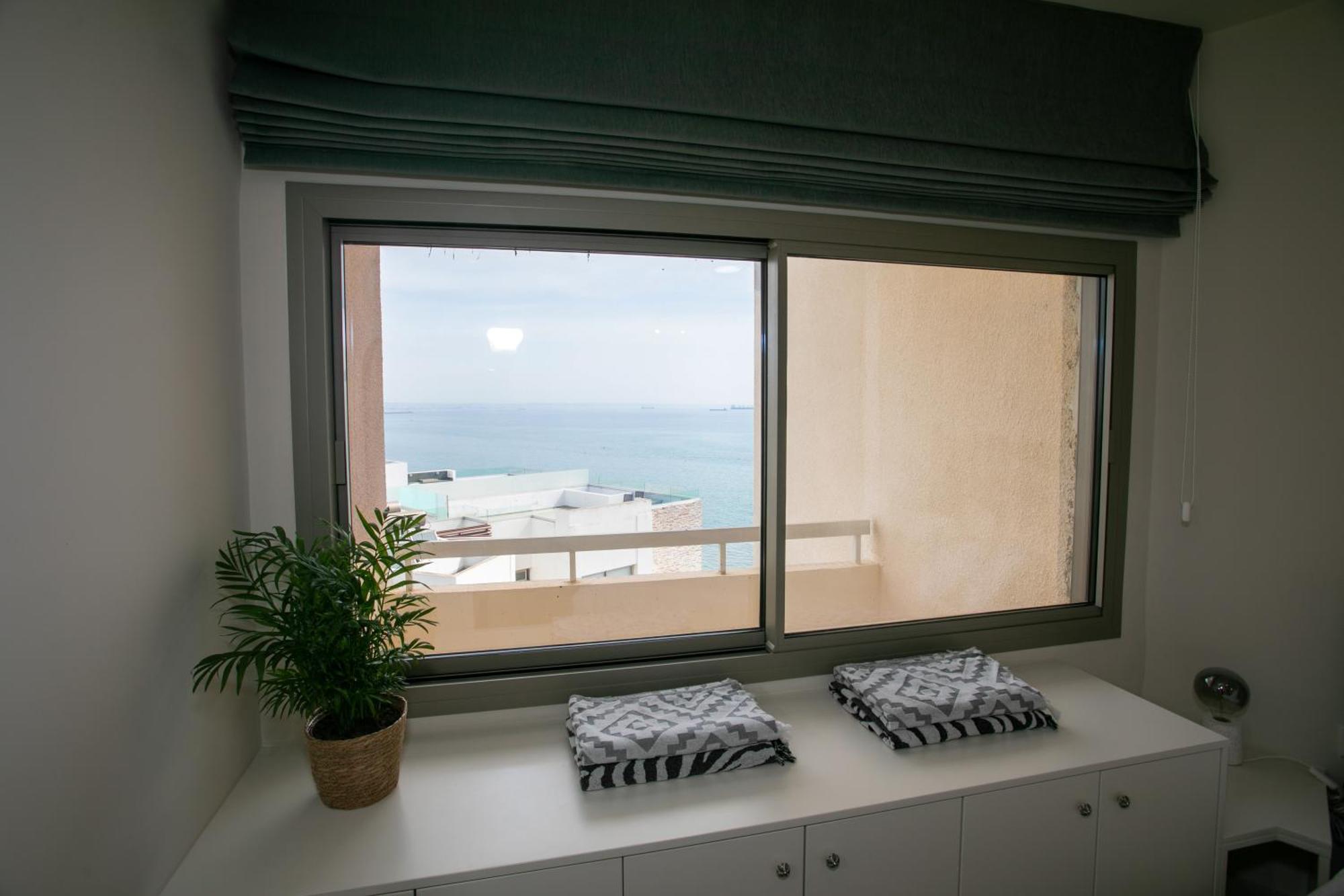 Palmove Luxurious Beachfront Apt Ларнака Екстериор снимка