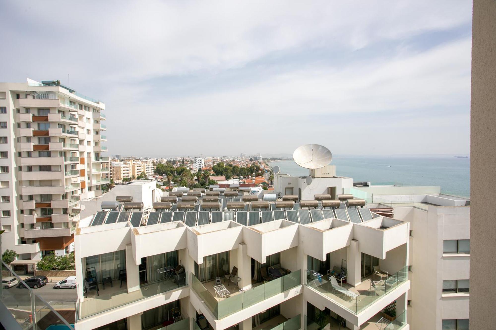 Palmove Luxurious Beachfront Apt Ларнака Екстериор снимка
