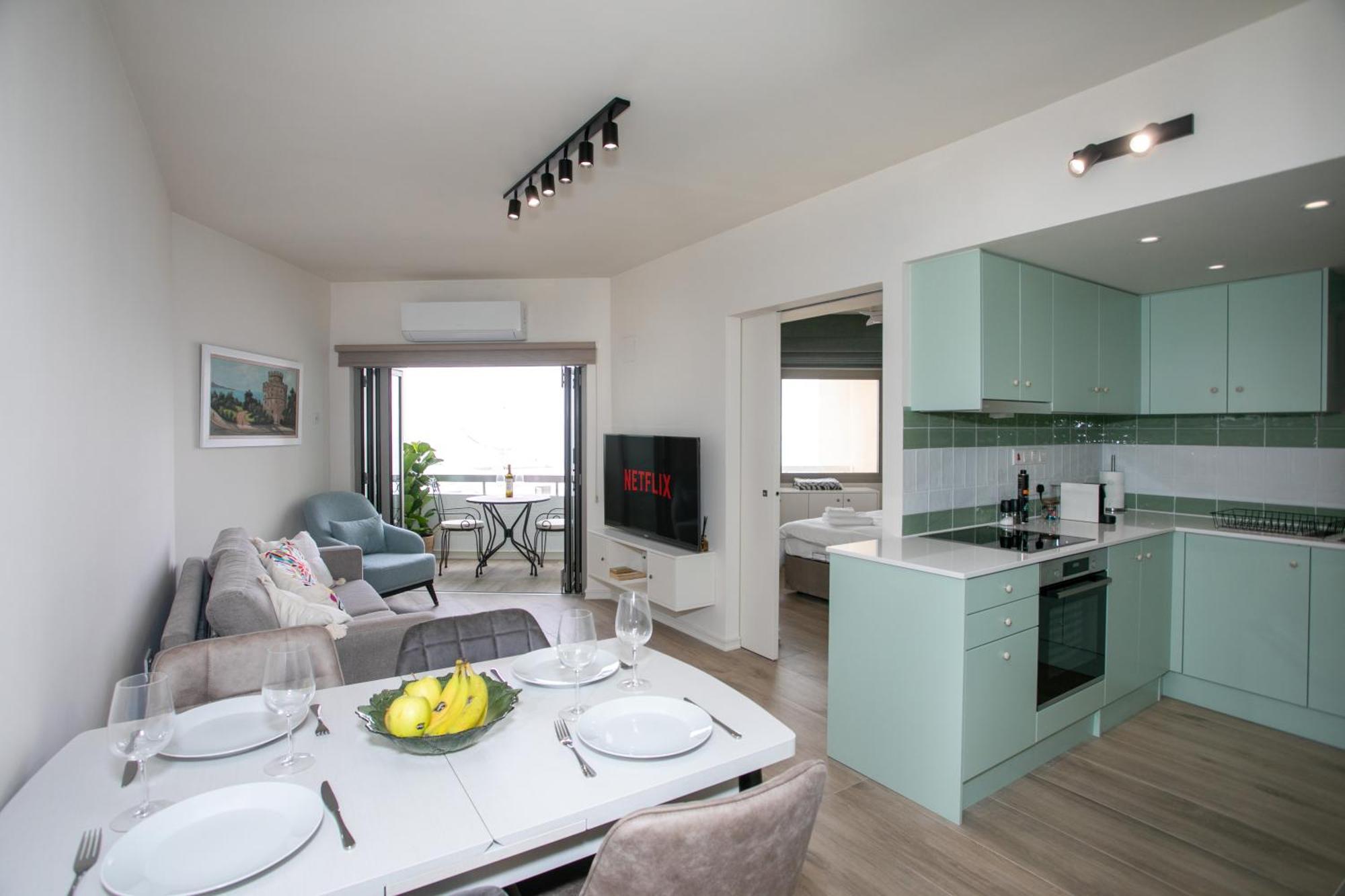 Palmove Luxurious Beachfront Apt Ларнака Екстериор снимка