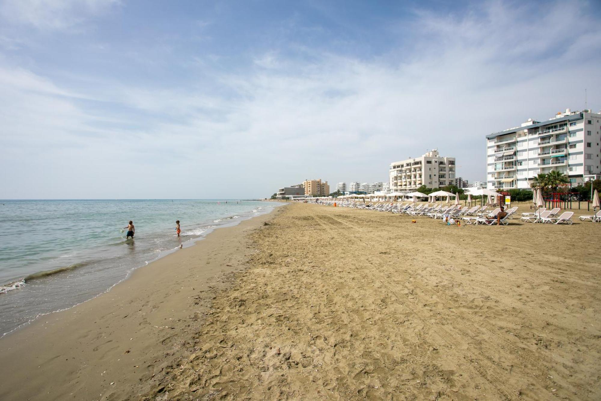 Palmove Luxurious Beachfront Apt Ларнака Екстериор снимка