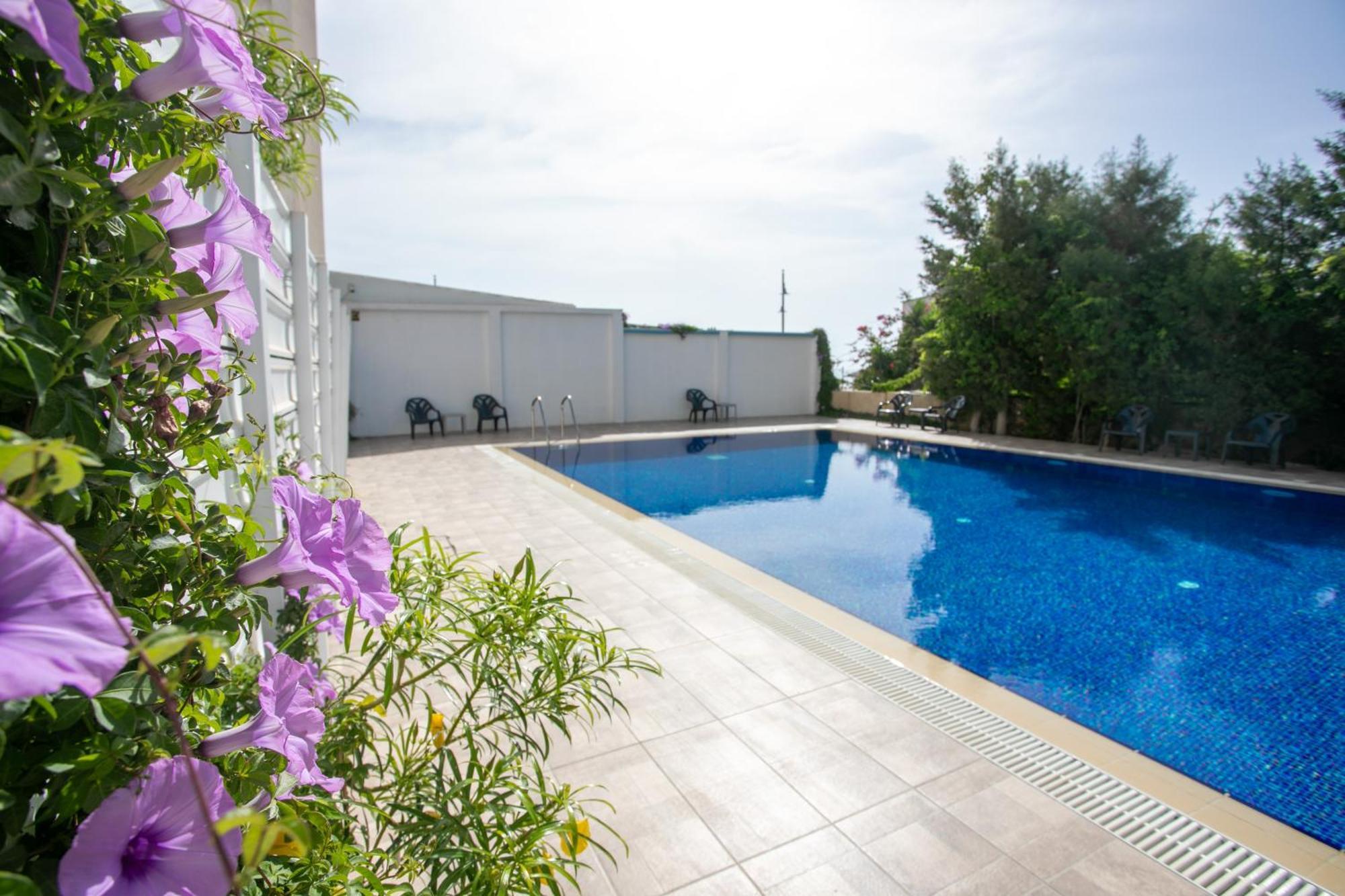 Palmove Luxurious Beachfront Apt Ларнака Екстериор снимка