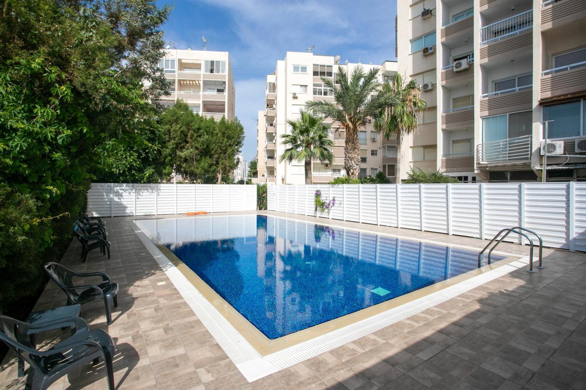 Palmove Luxurious Beachfront Apt Ларнака Екстериор снимка