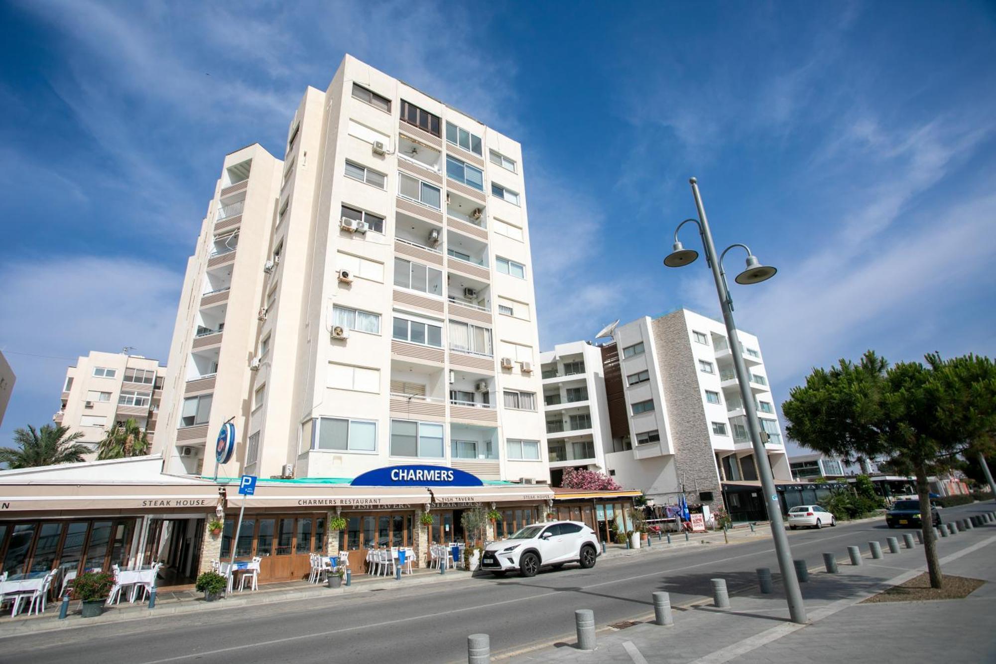 Palmove Luxurious Beachfront Apt Ларнака Екстериор снимка
