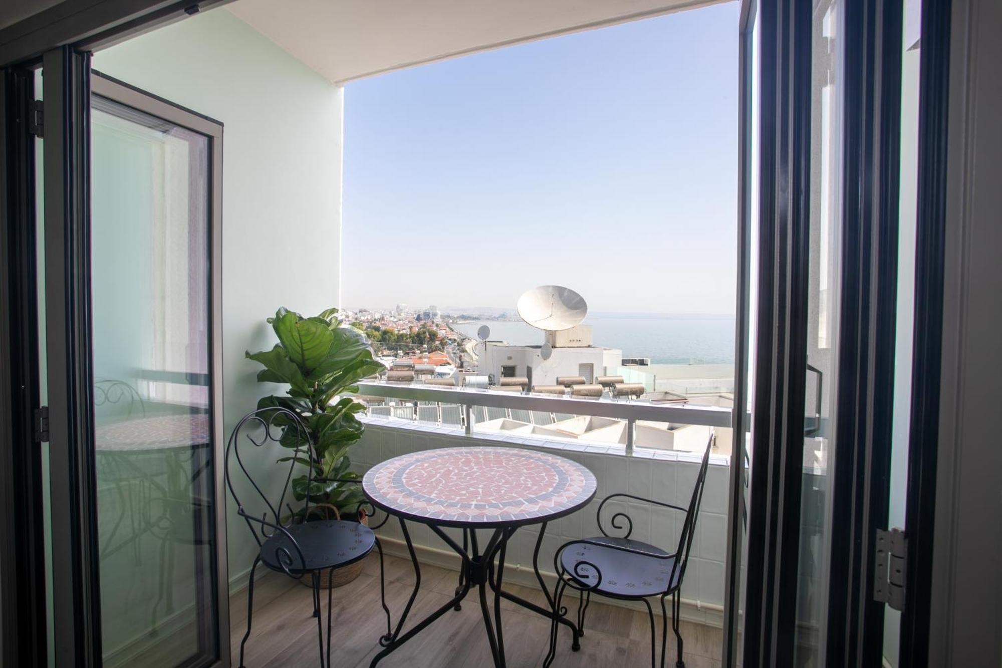 Palmove Luxurious Beachfront Apt Ларнака Екстериор снимка