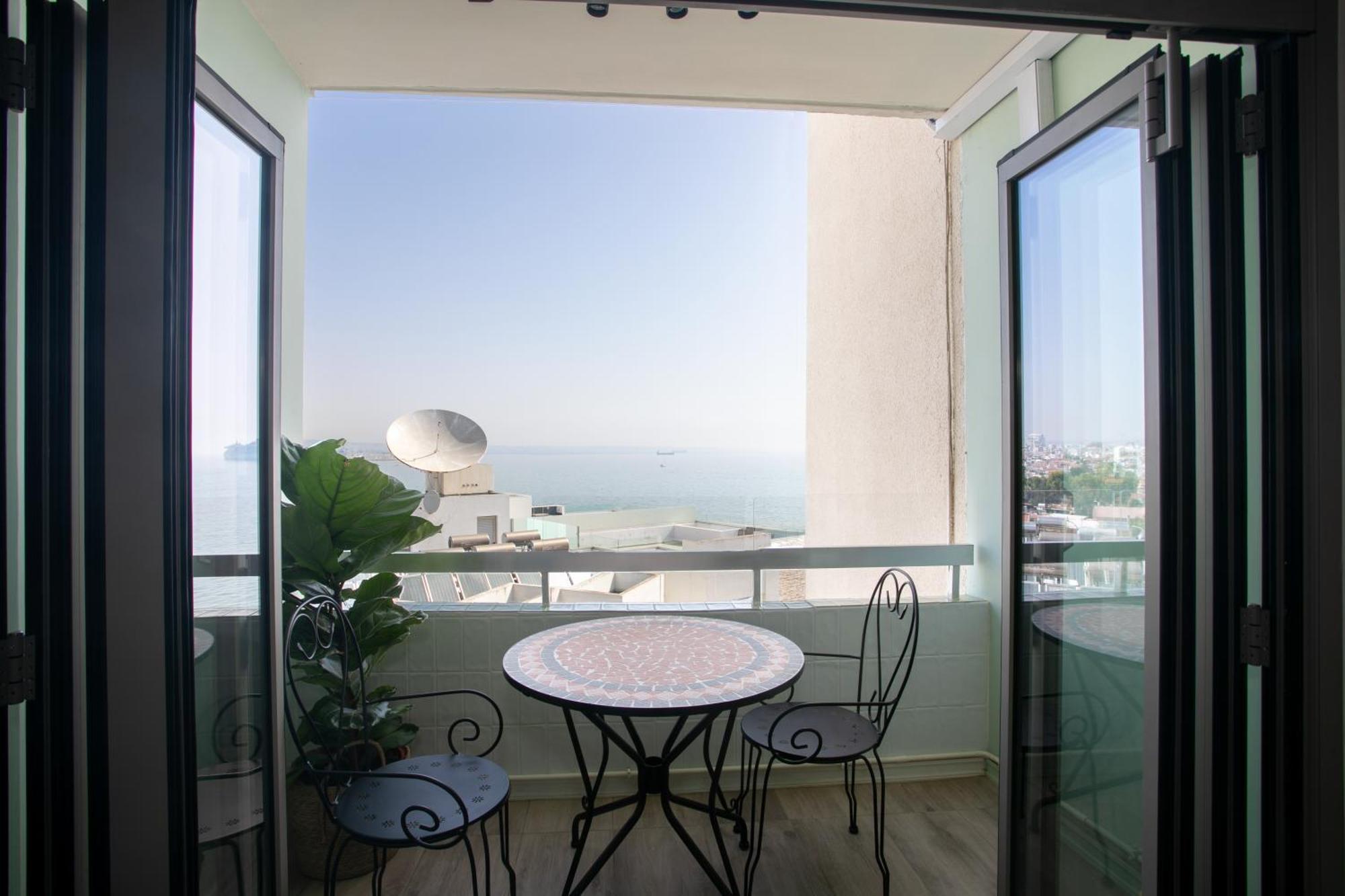Palmove Luxurious Beachfront Apt Ларнака Екстериор снимка