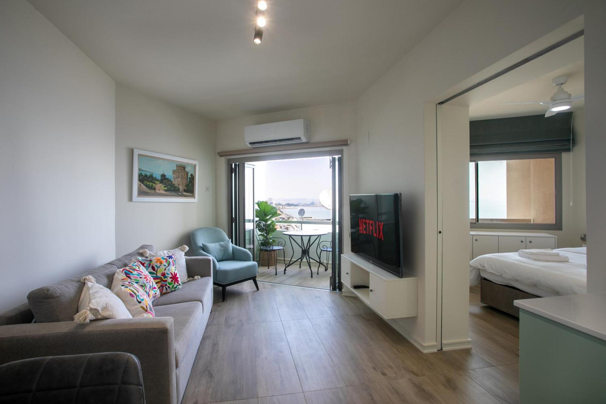 Palmove Luxurious Beachfront Apt Ларнака Екстериор снимка