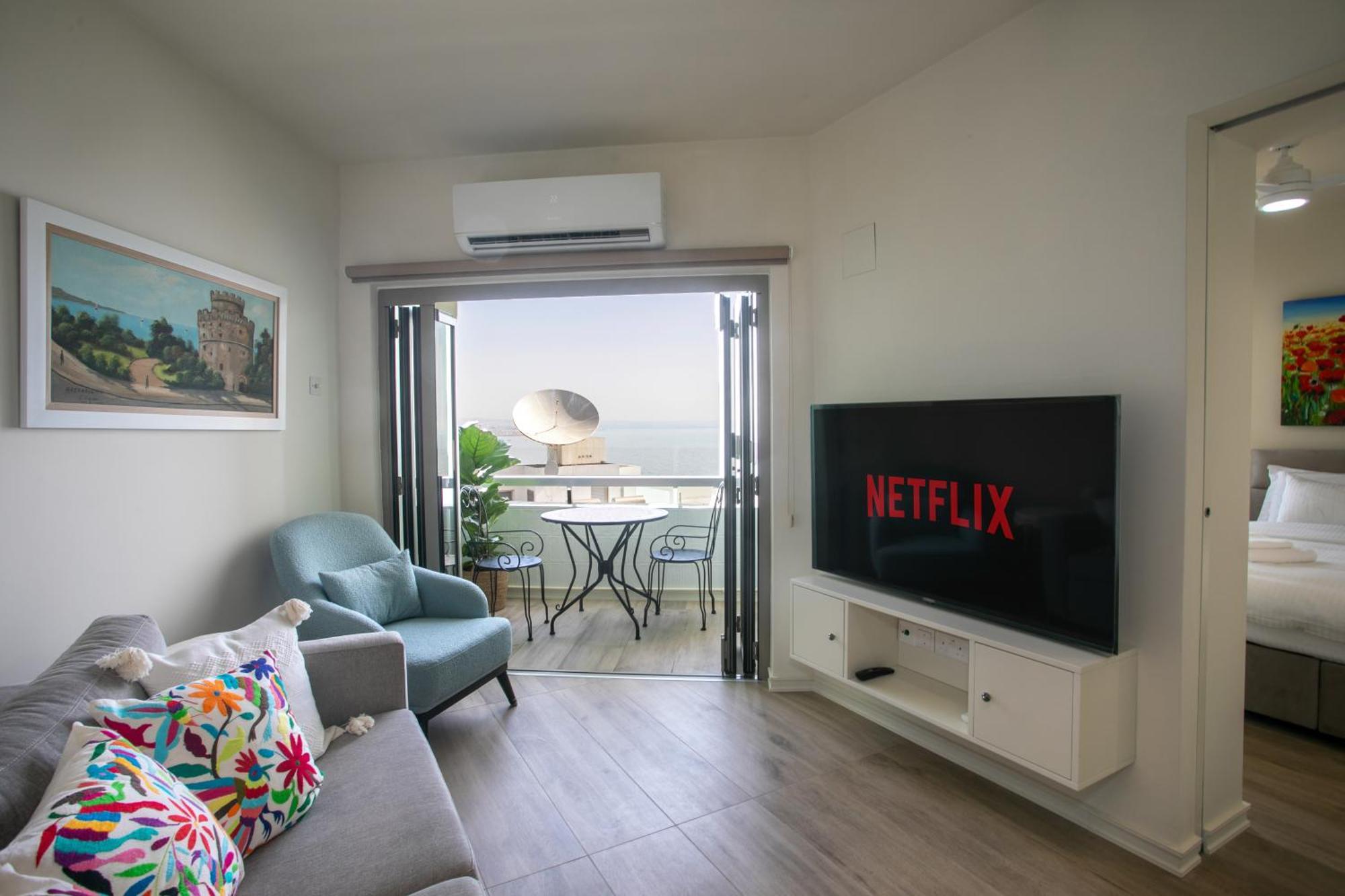 Palmove Luxurious Beachfront Apt Ларнака Екстериор снимка